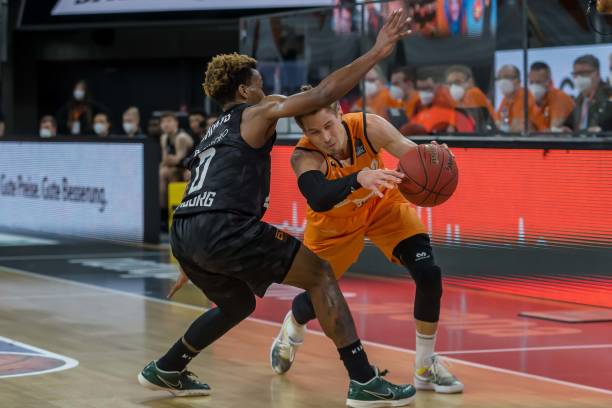 员在场上的 员在场上的